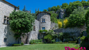 château de Vogüé et son jardin fleuri 